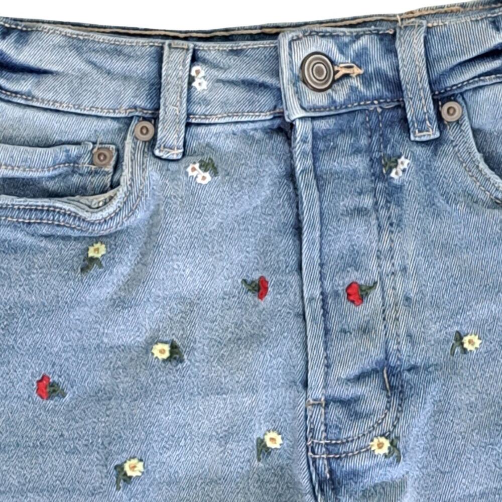 Dex Embroidered Flower High Waisted Denim Shorts NWOT Frayed Raw Hem Size 26 - Picture 3 of 9